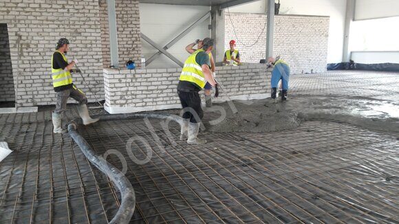Подстилающий слой (бетонную подушку) устраивают из тощего бетона класса по прочности на сжатие не ниже М-50 толщ. 100 мм по ровному щебеночному основанию.